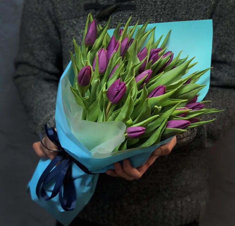 Букеты из фиолетовых тюльпанов