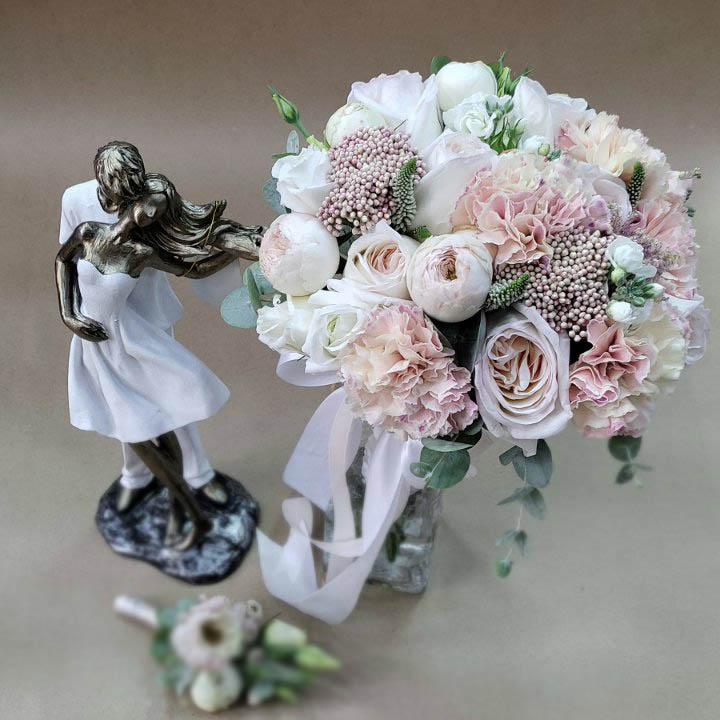 Букет невесты розовый с бутоньеркой